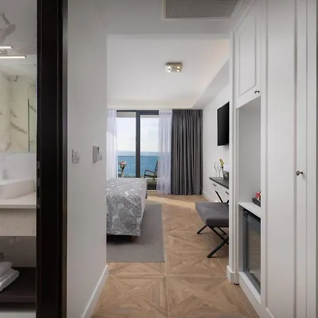 ホテル Ellure Luxury 4*